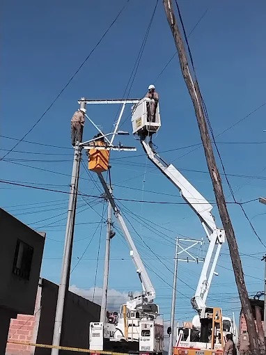 Cuadrilla GELTP realizando una obra eléctrica en altura