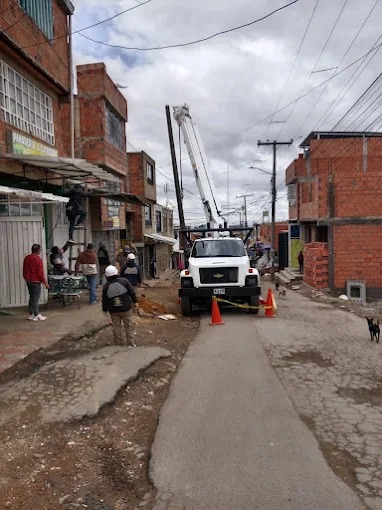 Cuadrilla de GELTP trabajando en una red eléctrica barrial